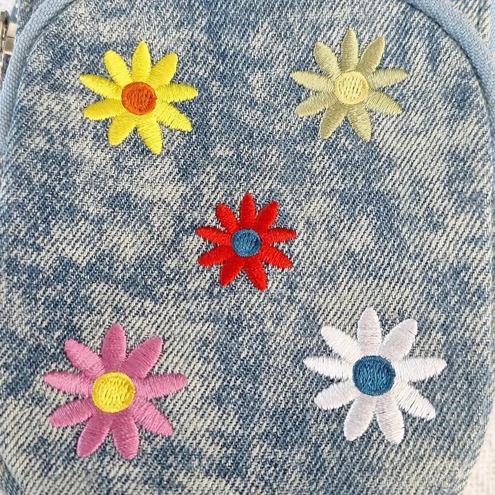 🌼 Crossbody denim girls purse/bag with embroidered flowers by No Boundaries - Picture 13 of 13